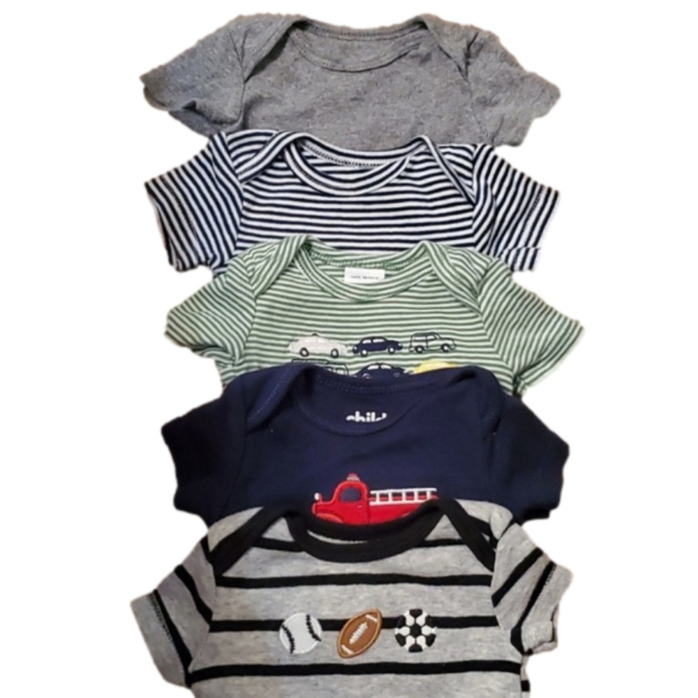 Bundle of 5 Carter's Infant Boy's Bodysuits Onesies Size Newborn